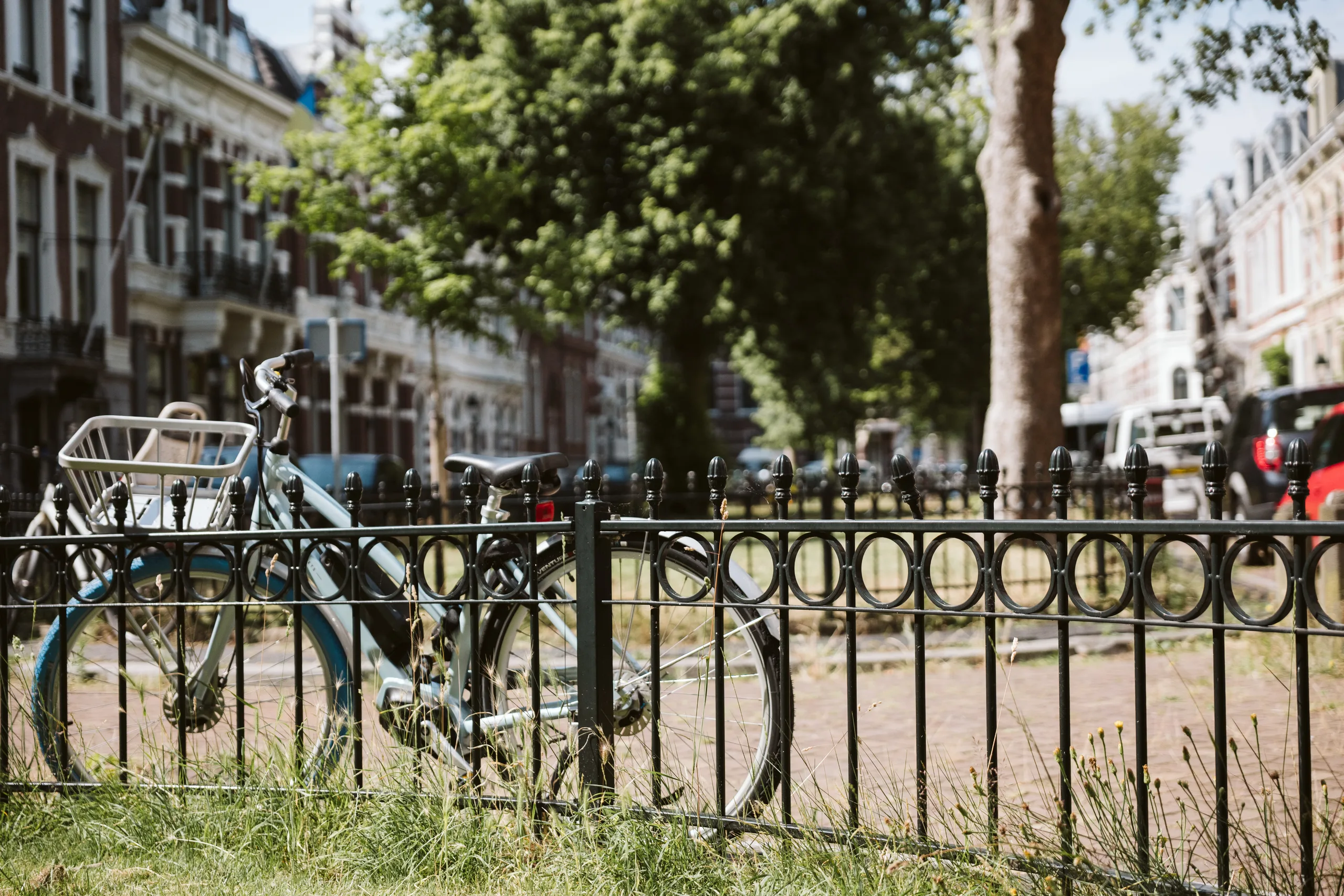 Fiets tegen een hek aan een Haagse gracht